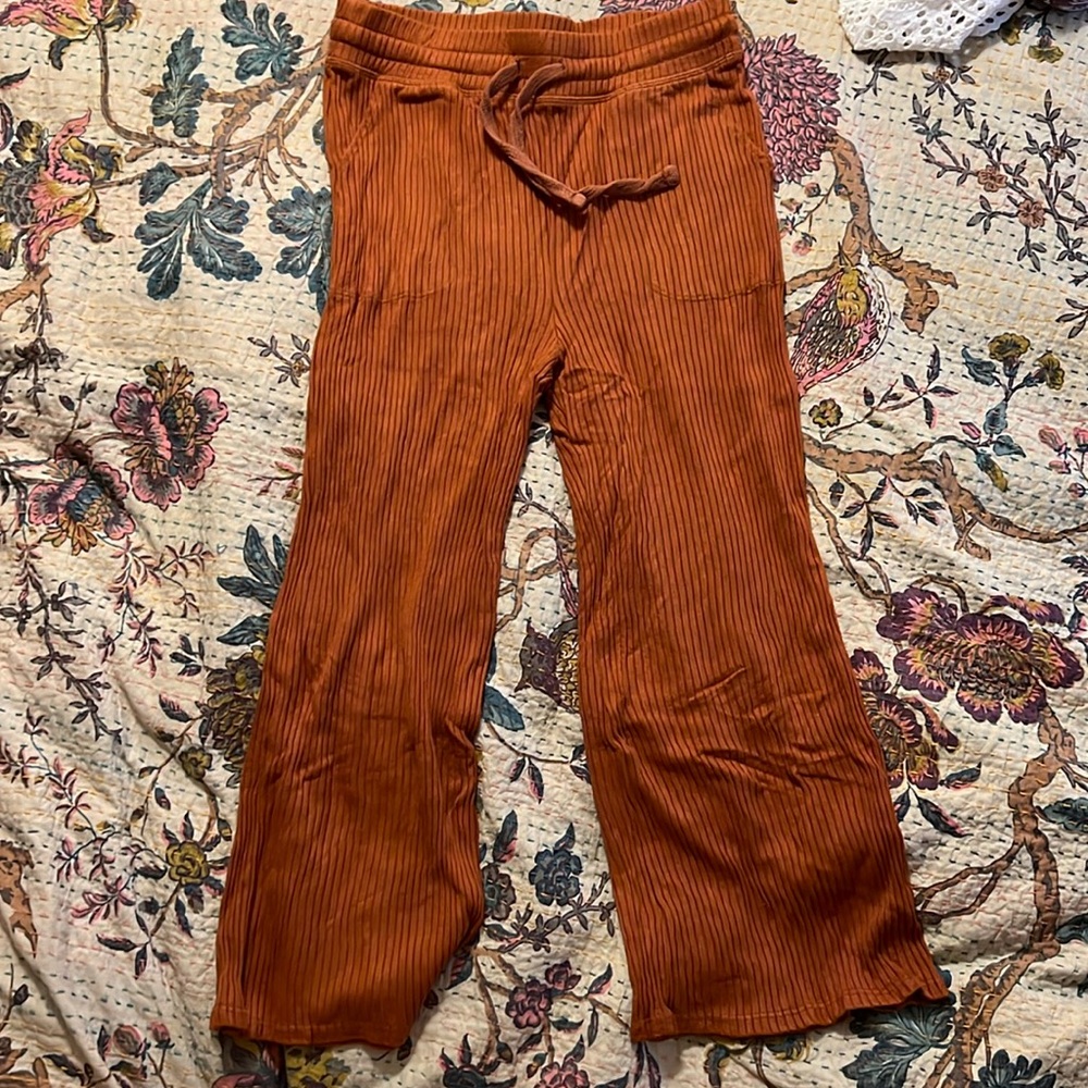 Beyond Yoga rust colored ribbed straight leg knit pants w/pockets